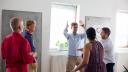 Conclusions Brand Sprint in lighthouse, groep mensen doet icebreaker
