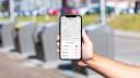 HVC mobiel in hand met afvallocaties voor een afvalcontainer