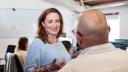 Michelle praat met collega