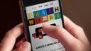Iemand met mobiel in de hand met interface van de app