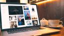 Laptop naast koffie in cafe met interface