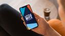 Little Bitz persoon houd intro scherm voor zich op mobiel device