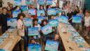 Groep poseert met bob ross schilderijen
