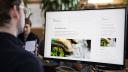 Man achter computer werkt aan design van website