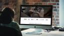 Persoon voor grote monitor met interface van Unified Streaming