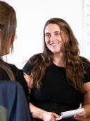 Nadine in gesprek met medewerker