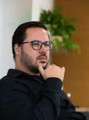 Nico die denkend kijkt