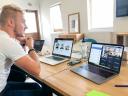 Designteam geeft presentatie aan CMD studenten